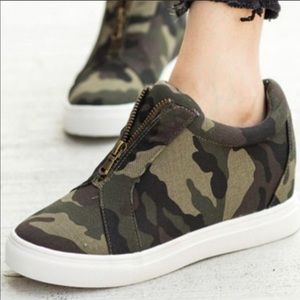 LaSheelah Camo sneakers size 7